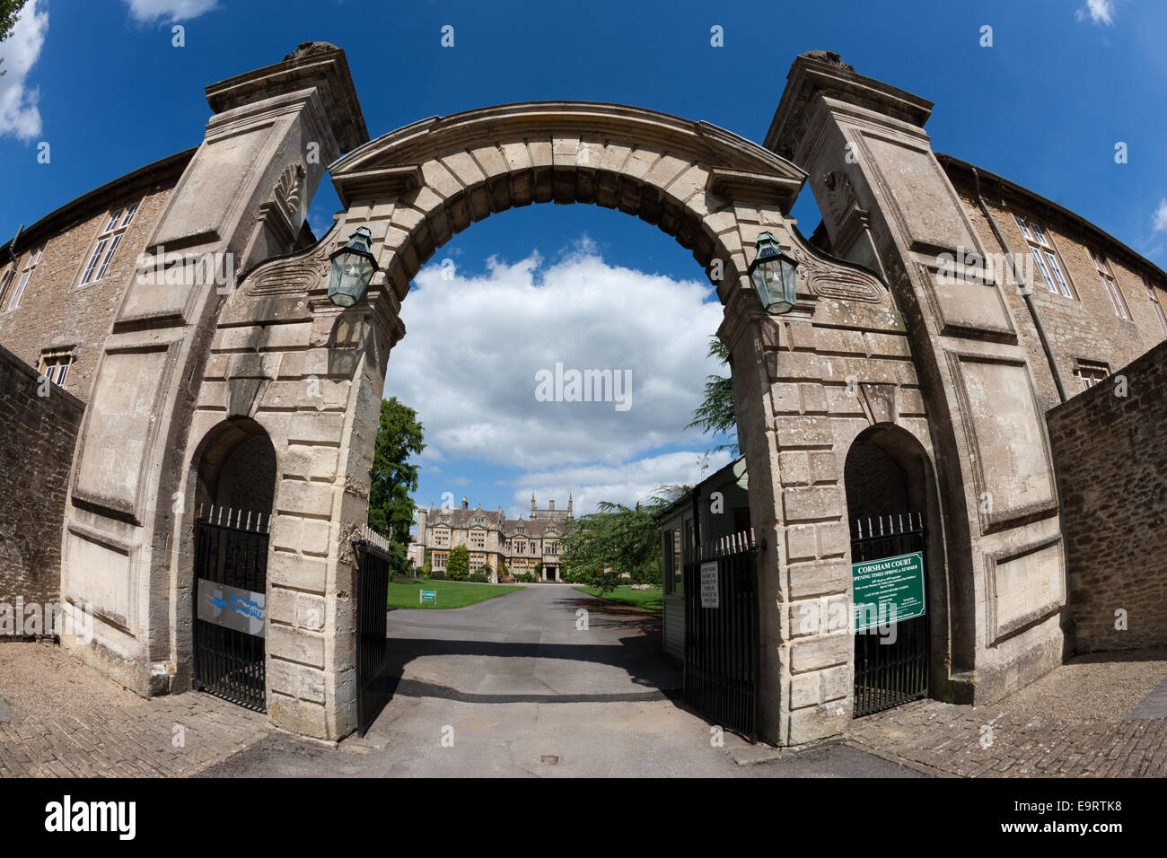 Il gateway ingresso alla storica dimora signorile di Corsham corte a Corsham, Wiltshire Foto Stock