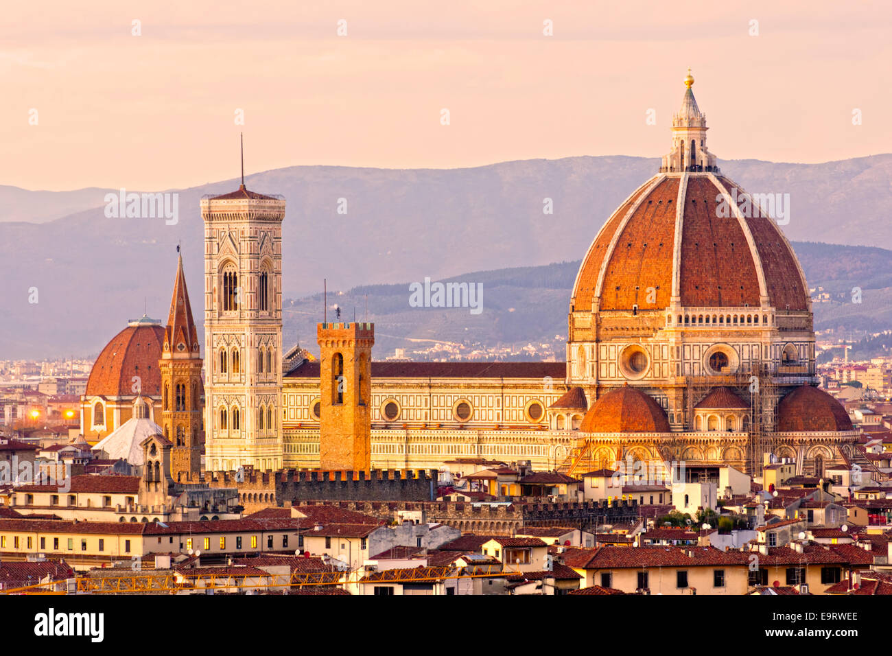 Firenze, vista del Duomo e il campanile di Giotto, da Piazzale Michelangelo. L'Italia. Foto Stock