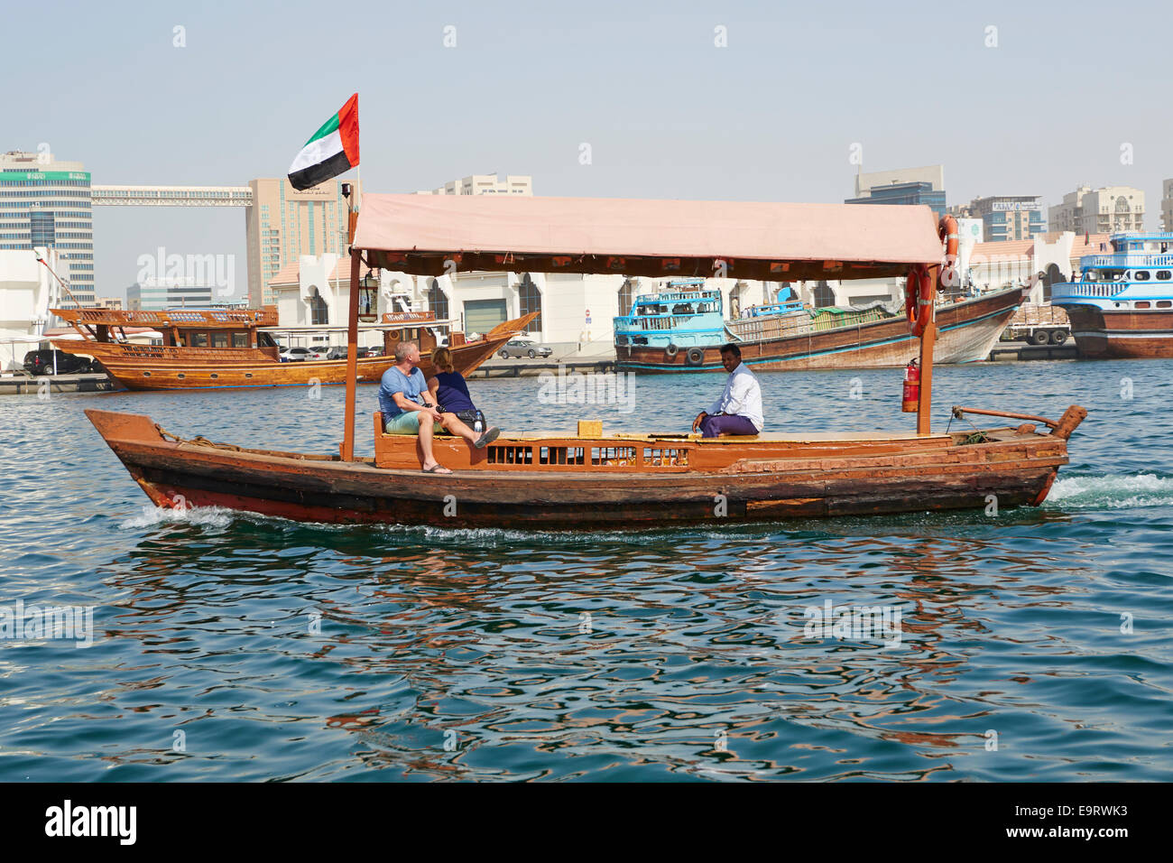 Un Abra o Taxi acqueo sul Creek Deira Bur Dubai EMIRATI ARABI UNITI Foto Stock