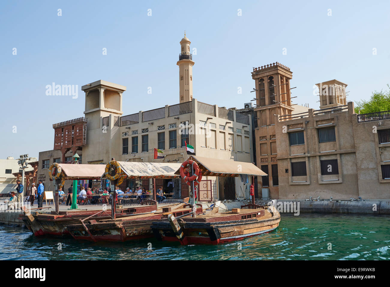 Il Vecchio Souk Stazione Marino con il Vecchio Souk in background Al Bastakiya storico quartiere Bur Dubai EMIRATI ARABI UNITI Foto Stock