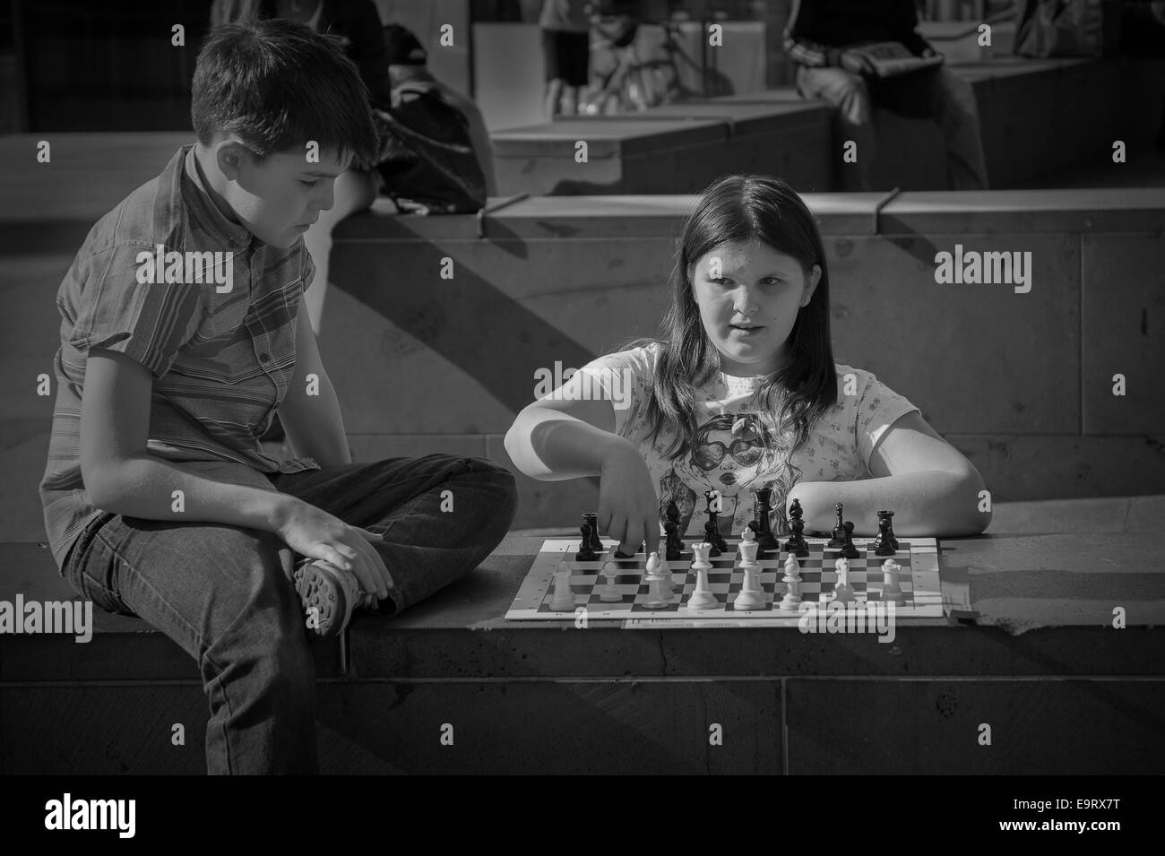 Bambini I fratelli fratello e sorella di giocare a scacchi Foto Stock