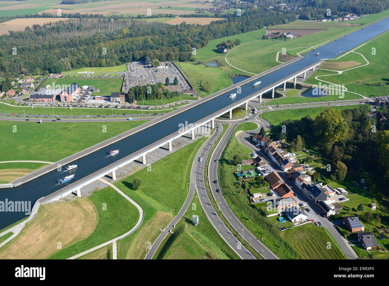 VISTA AEREA. Ponte del canale di Sart. La Louvière, Provincia di Hainaut, Vallonia, Belgio. Foto Stock