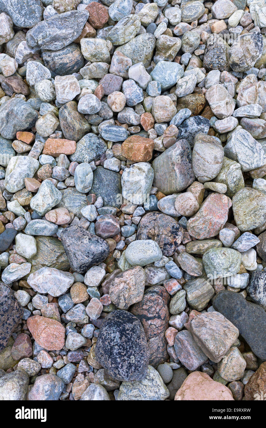 Tonalità pastello e di varie dimensioni di rocce granitiche e ciottoli sulla spiaggia sulla riva del Loch Linnhe in Scozia occidentale, REGNO UNITO Foto Stock