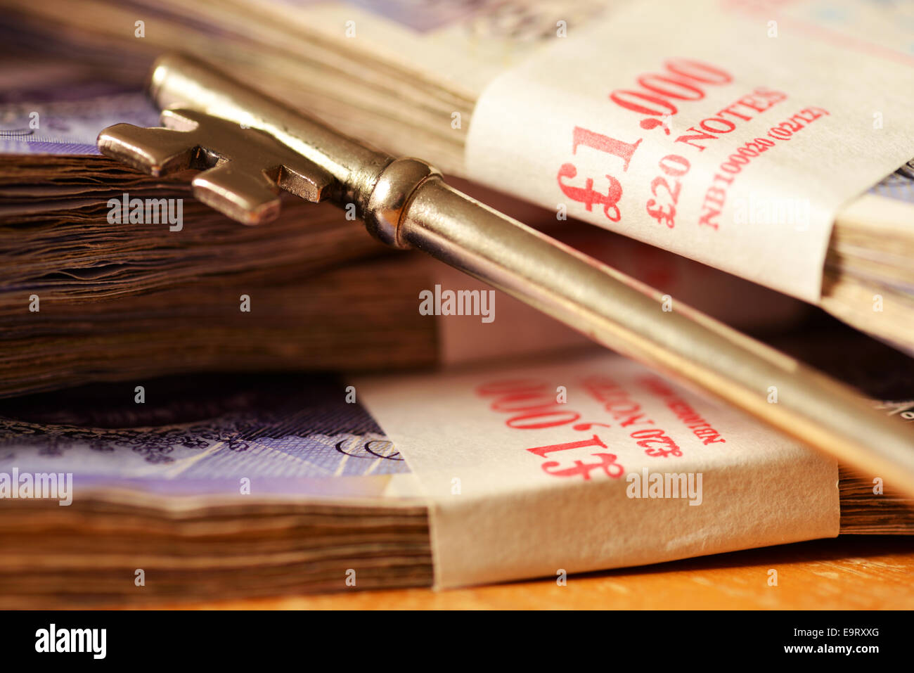 Fasci di contanti e chiavi che raffigura una casa il concetto di deposito Foto Stock