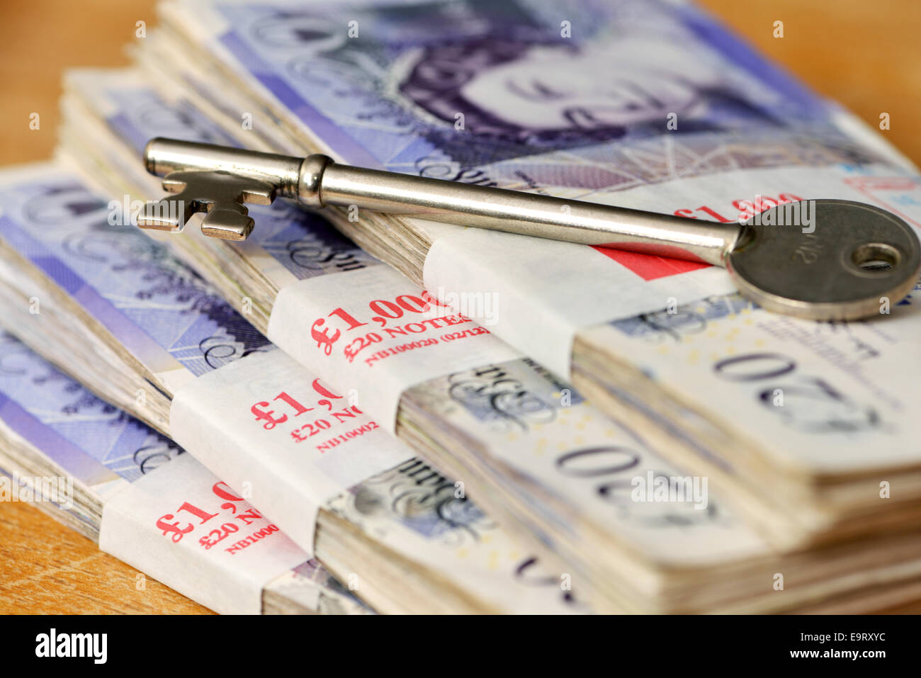 Fasci di contanti e chiavi che raffigura una casa il concetto di deposito Foto Stock