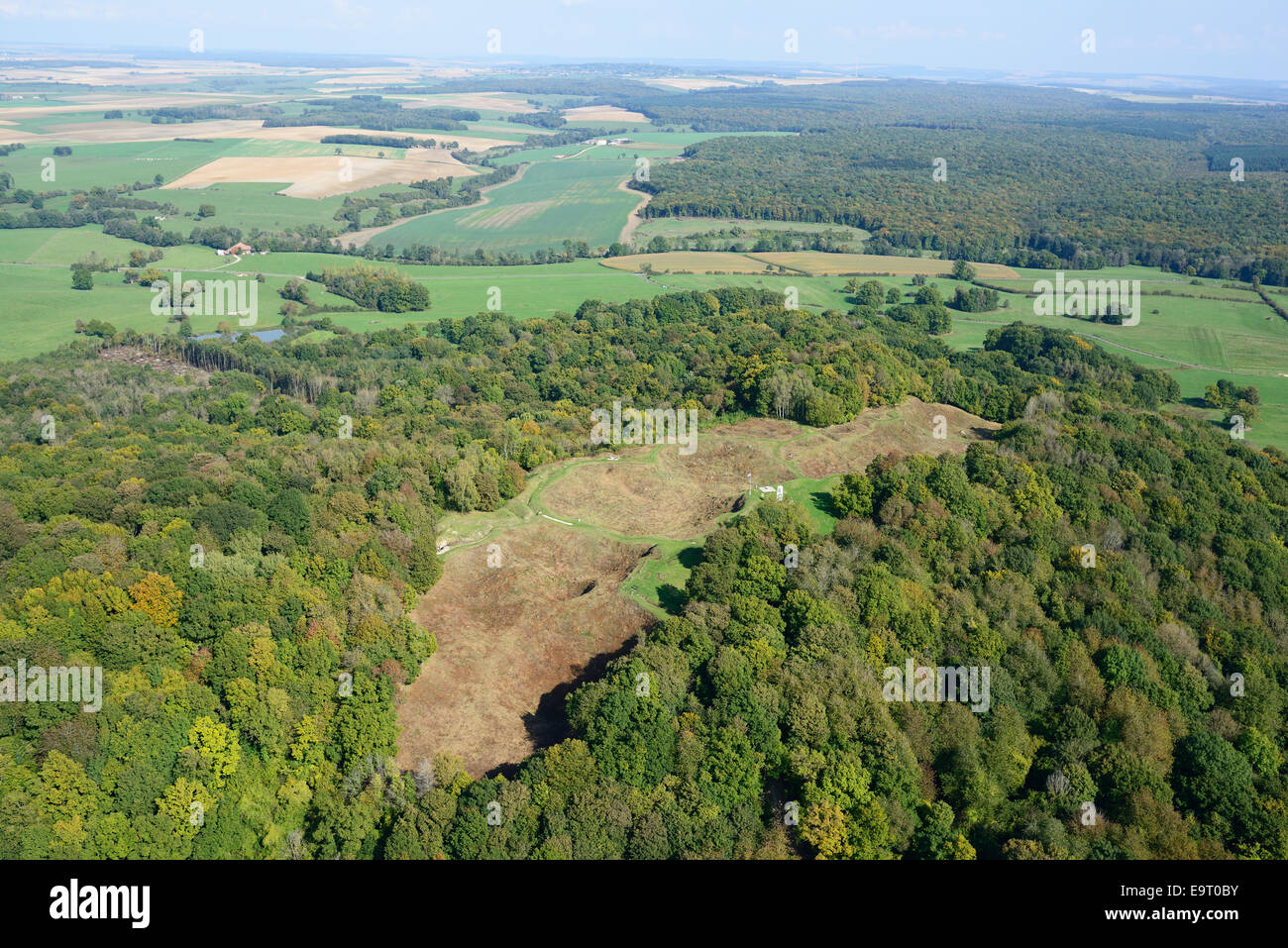 VISTA AEREA. I crateri delle miniere risalenti alla prima guerra mondiale. Vauquois butte, Mosa, Lorena, Grand Est, Francia. Foto Stock