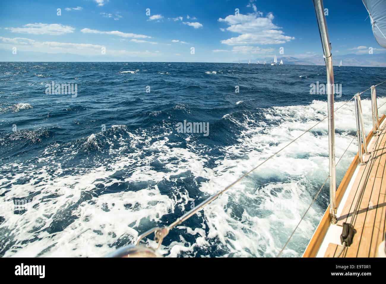 Yacht. Regata a vela. Le onde del mare dietro (con spazio per il testo o logo) Foto Stock