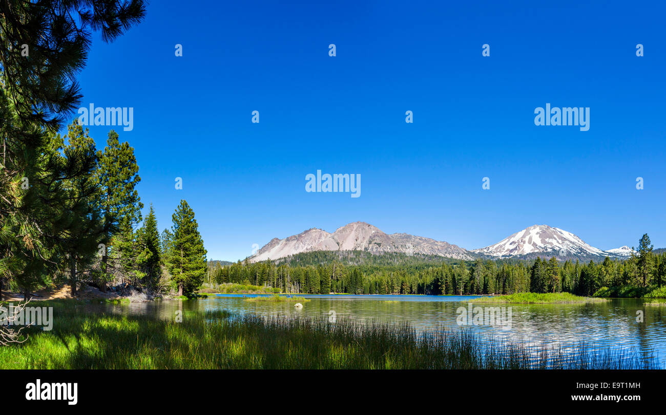 Vista di Lassen Peak da Manzanita Lake, il Parco nazionale vulcanico di Lassen, la cascata di gamma, Nord della California, Stati Uniti d'America Foto Stock