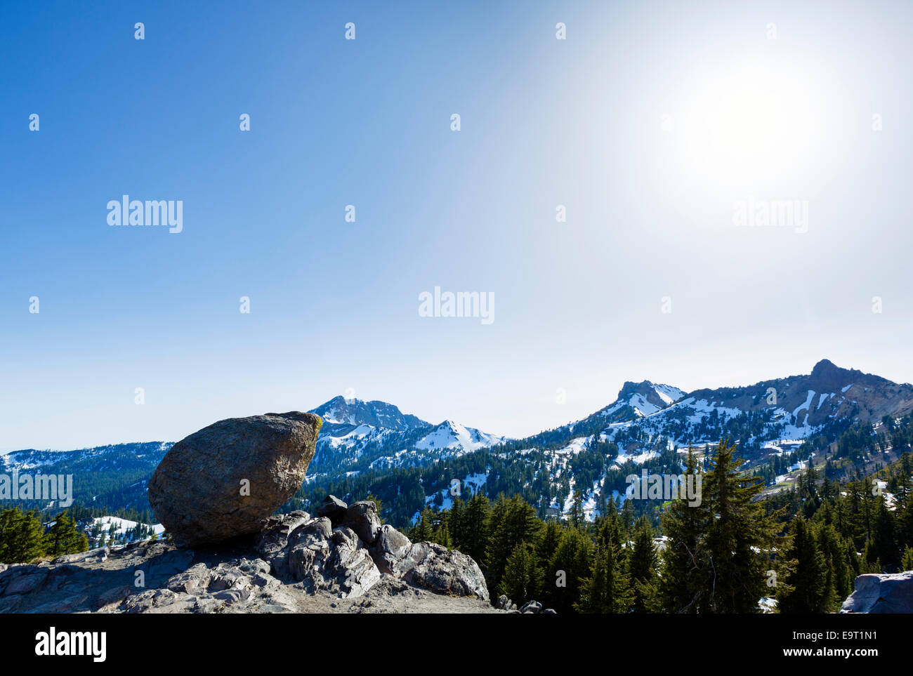 Gigantesco Masso presso Vulcano Brokeoff si affacciano, Picco Lassen autostrada, Parco nazionale vulcanico di Lassen, la cascata di gamma, CALIFORNIA, STATI UNITI D'AMERICA Foto Stock