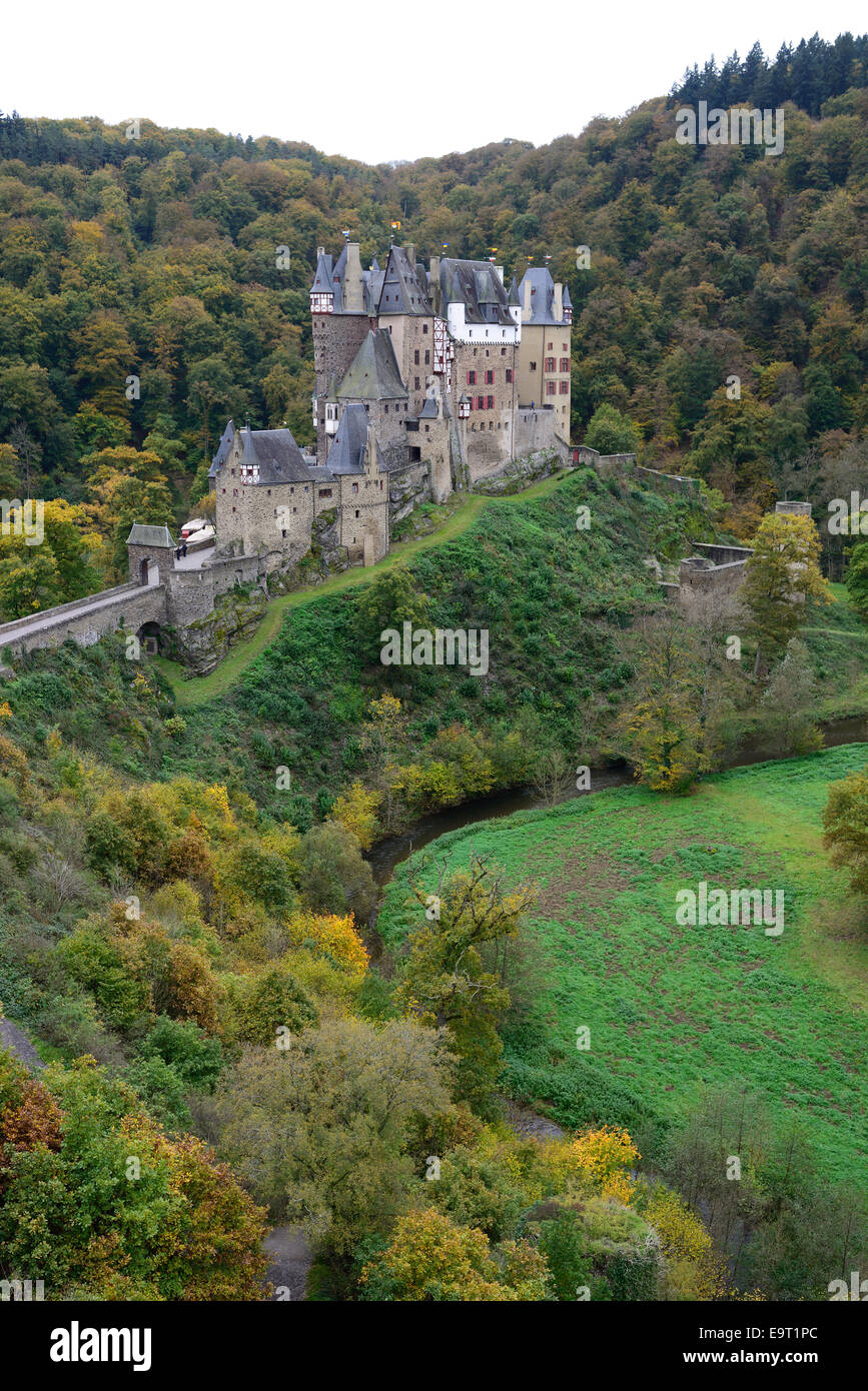 Castello di Eltz in autunno. Wierschem, Renania-Palatinato, Germania. Foto Stock