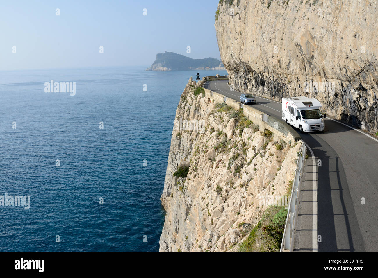 Motorhome su una panoramica Corniche alta sul Mar Mediterraneo. Capo Noli, Provincia di Savona, Liguria, Italia. Foto Stock