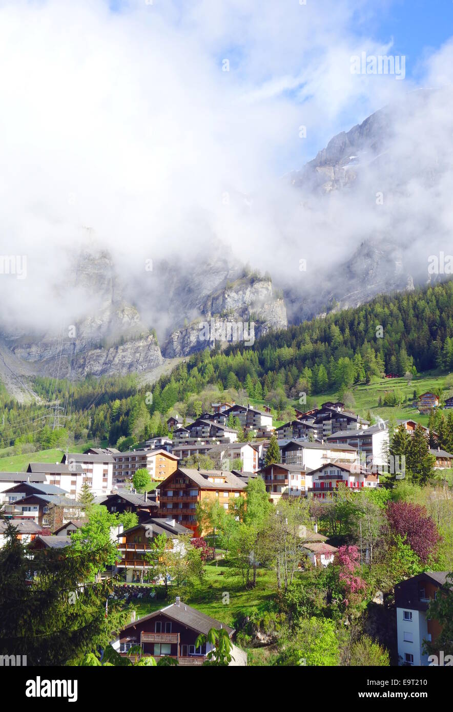 Le montagne con le nuvole e la città di Leukerbad, Svizzera Foto Stock