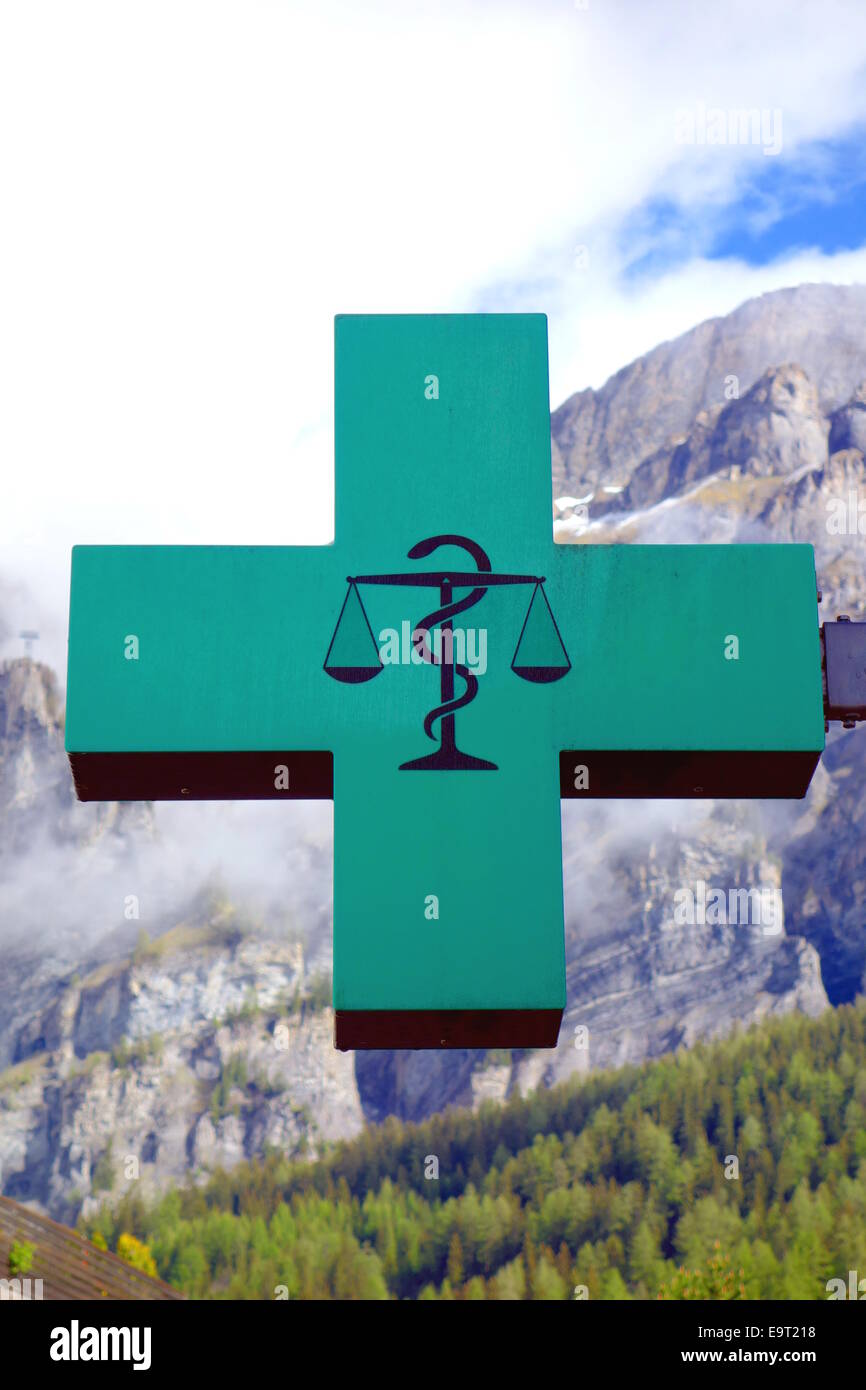Farmacia segno con le montagne sullo sfondo in Svizzera Foto Stock