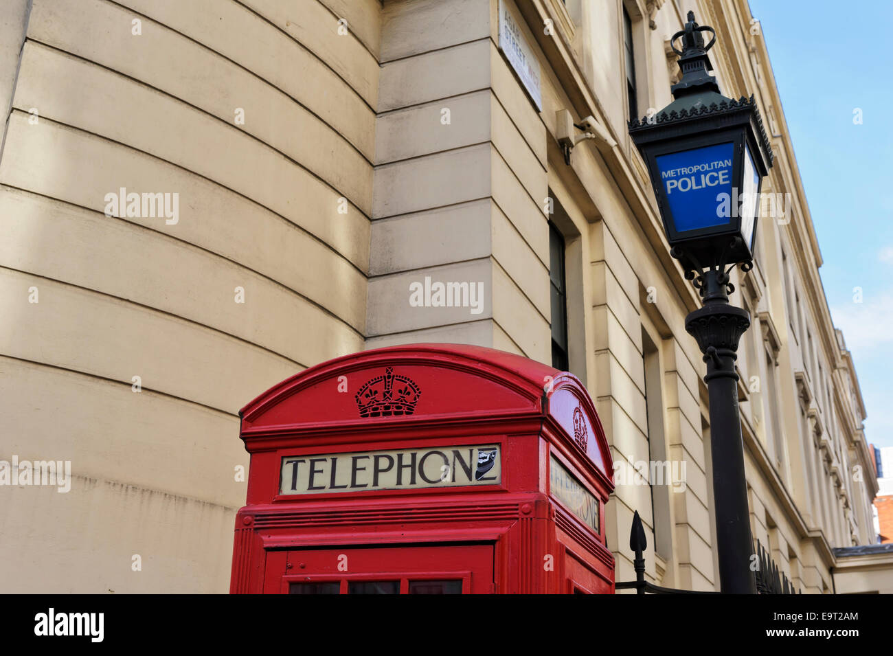 Un tradizionale britannico rosso scatola del telefono da parte di un vecchio lampione di polizia nella città di Londra, Inghilterra, Regno Unito. Foto Stock