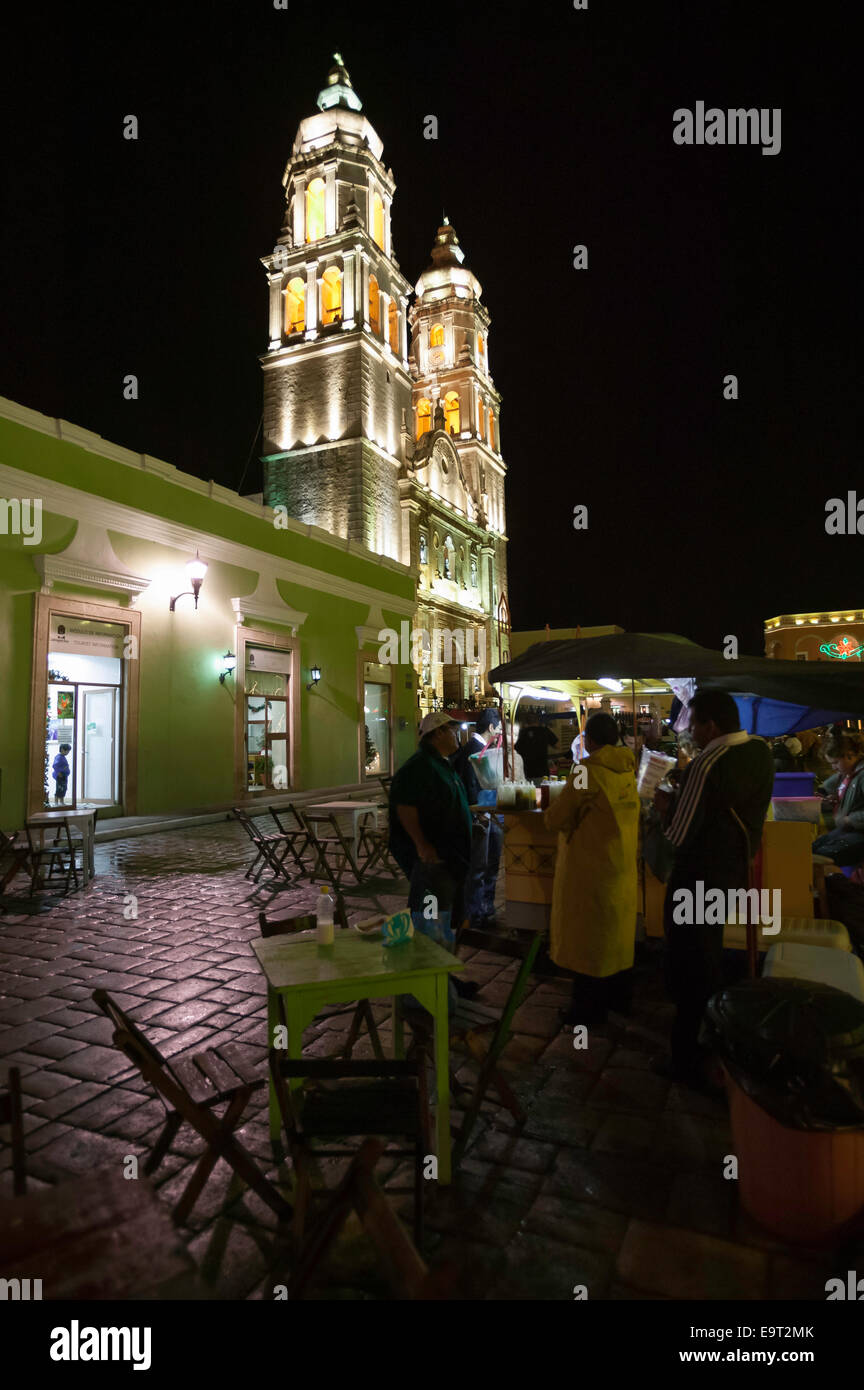 Foto notturna di venditori ambulanti che vendono cibo nella piazza di fronte alla Cattedrale di Campeche, Campeche, Messico. Foto Stock
