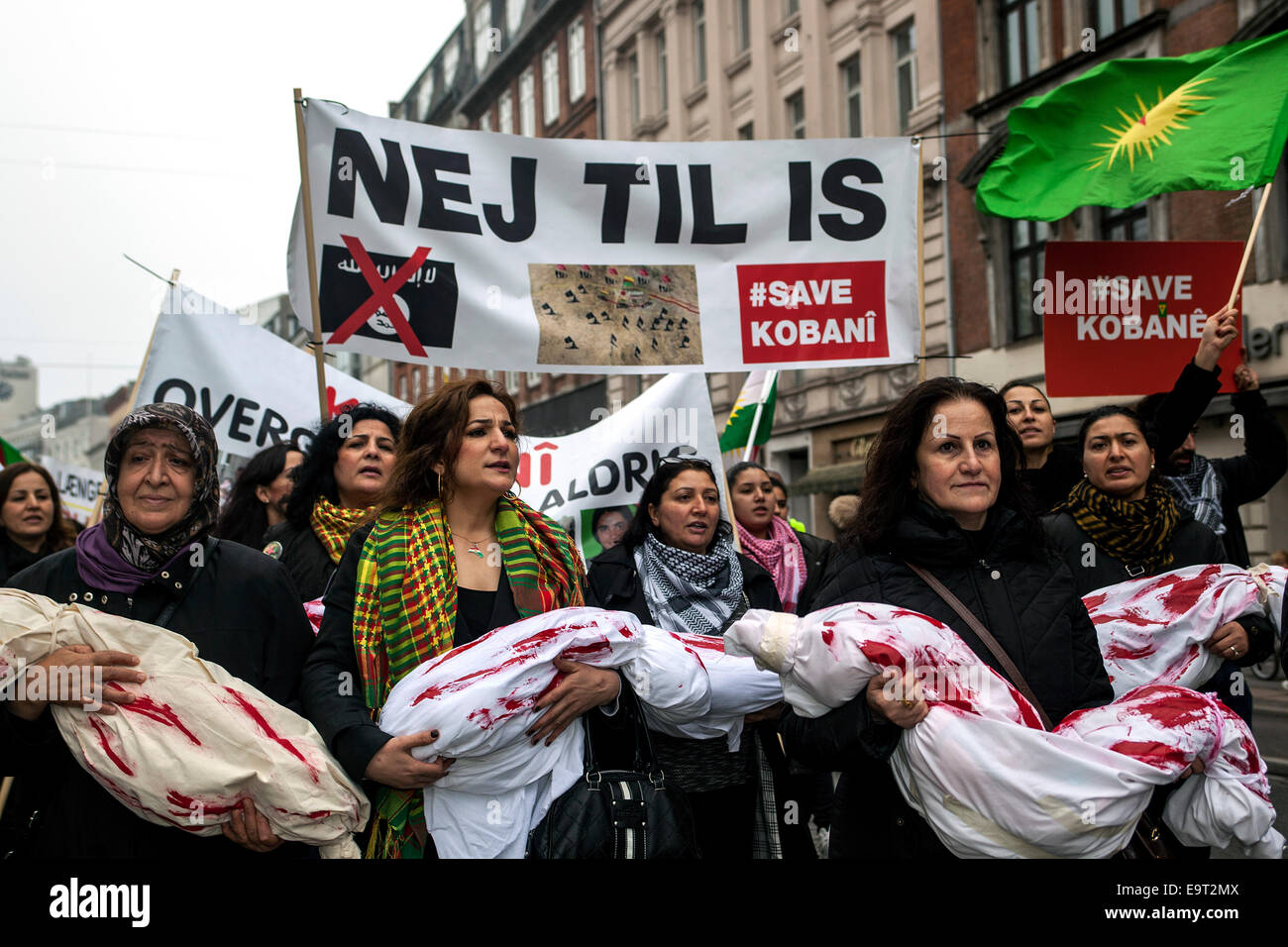 Copenhagen, Danimarca. 1 novembre 2014: Curdo le donne che trasportano sangue tinto body bags a simboleggiare i bambini che erano morti in conseguenza degli Stati islamici guerra contro Kobani. Le donne sono illustrati in quanto essi hanno preso parte in curdo solidarietà nel rally di credito Copenaghen: OJPHOTOS/Alamy Live News Foto Stock