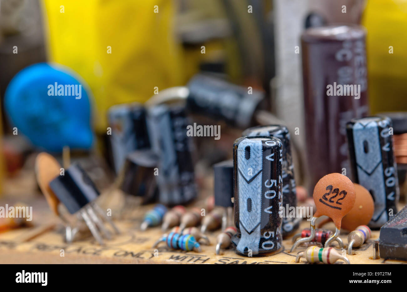 Il circuito elettrico di bordo con conduttori e transistor Foto Stock