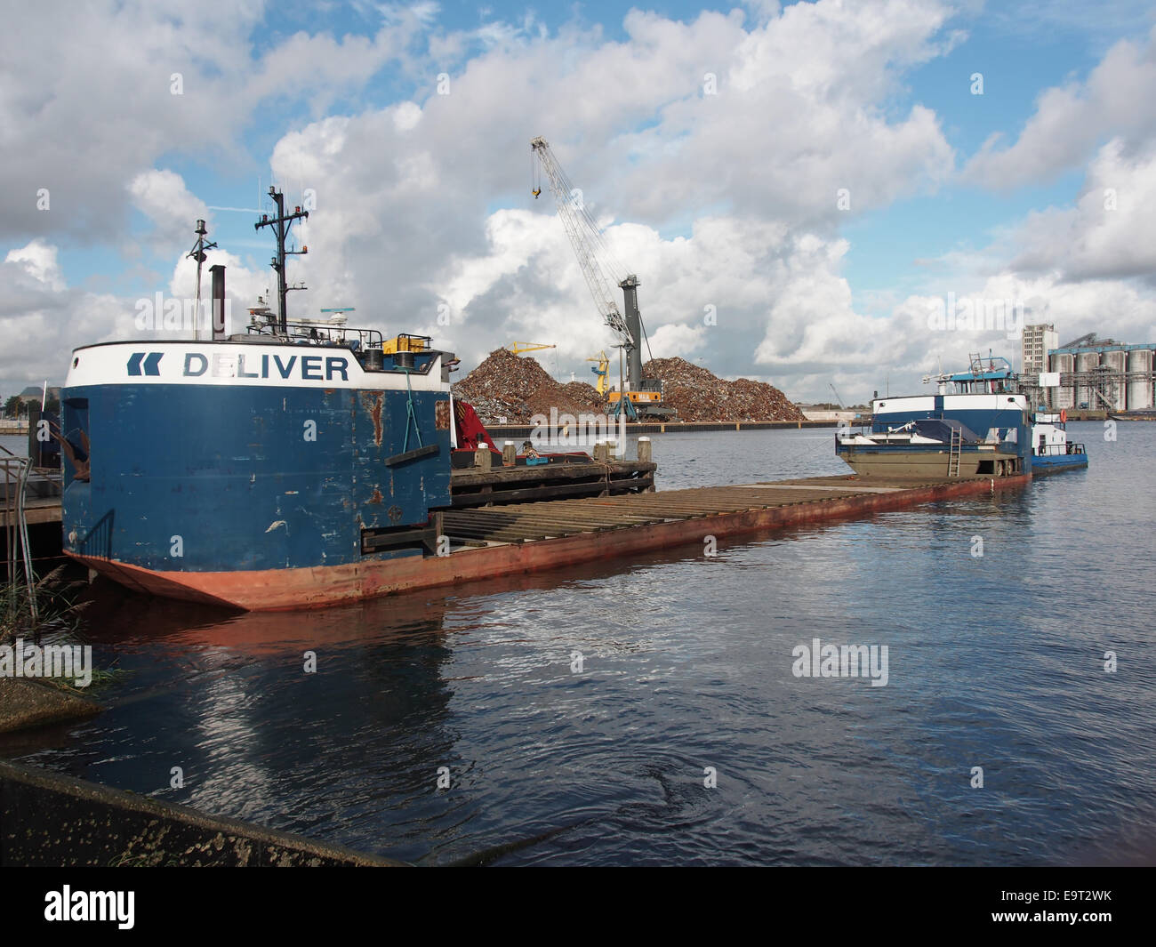 La devozione, ENI 02329493 con intrusione consegnare, specialmente costruiti per il trasporto di case galleggianti al porto di Amsterdam, pic4 FOTOCAMERE DIGITALI OLYMPUS Foto Stock