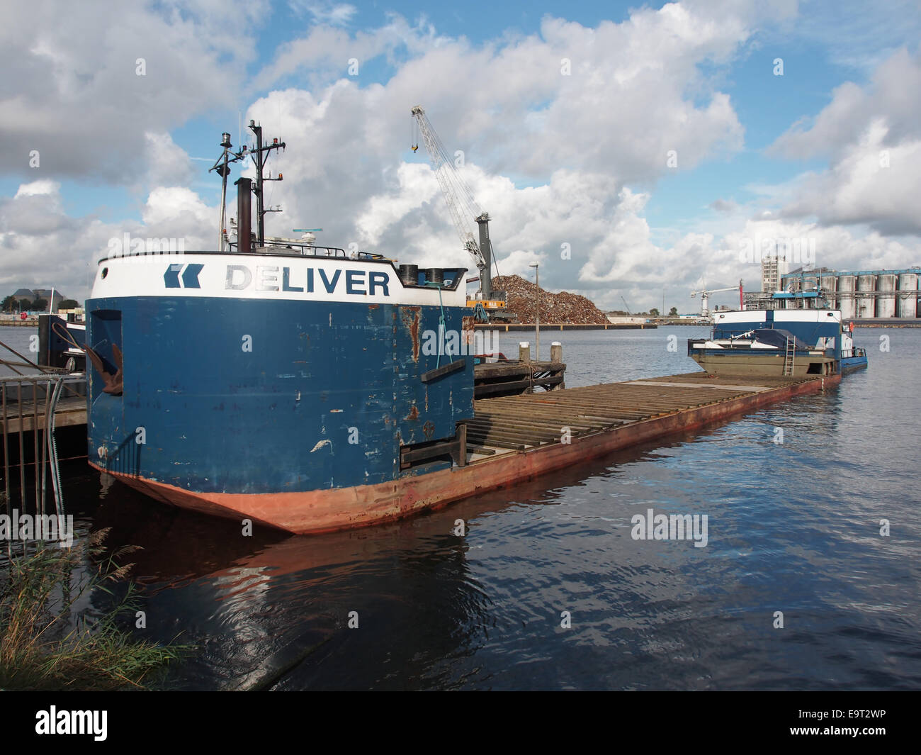 La devozione, ENI 02329493 con intrusione consegnare, specialmente costruiti per il trasporto di case galleggianti al porto di Amsterdam, pic5 FOTOCAMERE DIGITALI OLYMPUS Foto Stock