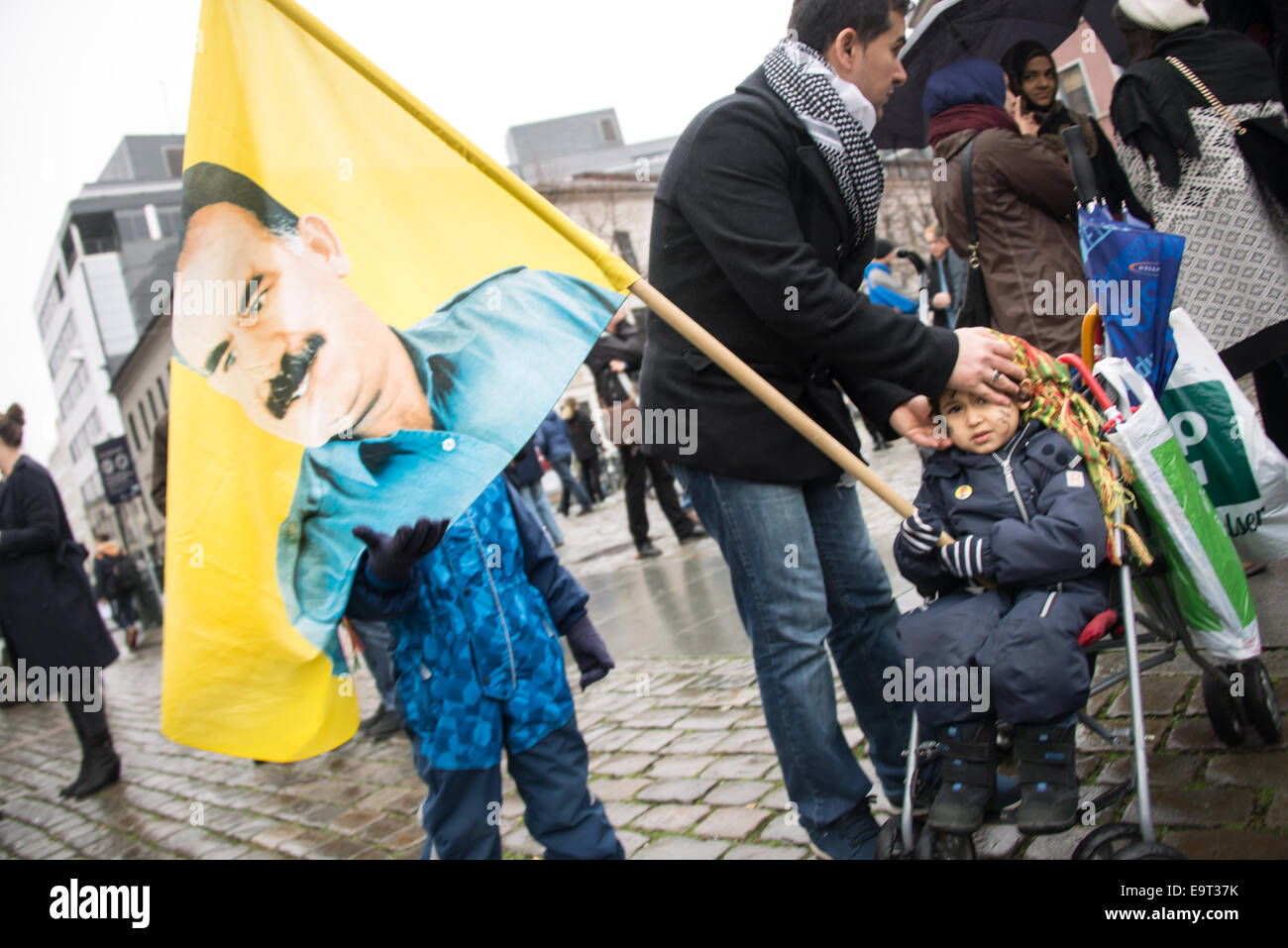 Oslo, Norvegia. 01 Nov, 2014. Un bambino tiene una bandiera depciting Partito dei Lavoratori del Kurdistan (PKK) fondatore Abdullah Ocalan in Oslo Youngstorget plaza come parte del global raduni in solidarietà con la assediata città siriane di Kobani che è diventata il fulcro della Western-backed guerra contro uno Stato islamico insorti, 1 novembre 2014. Credito: Ryan Rodrick Beiler Alamy/Live News Foto Stock