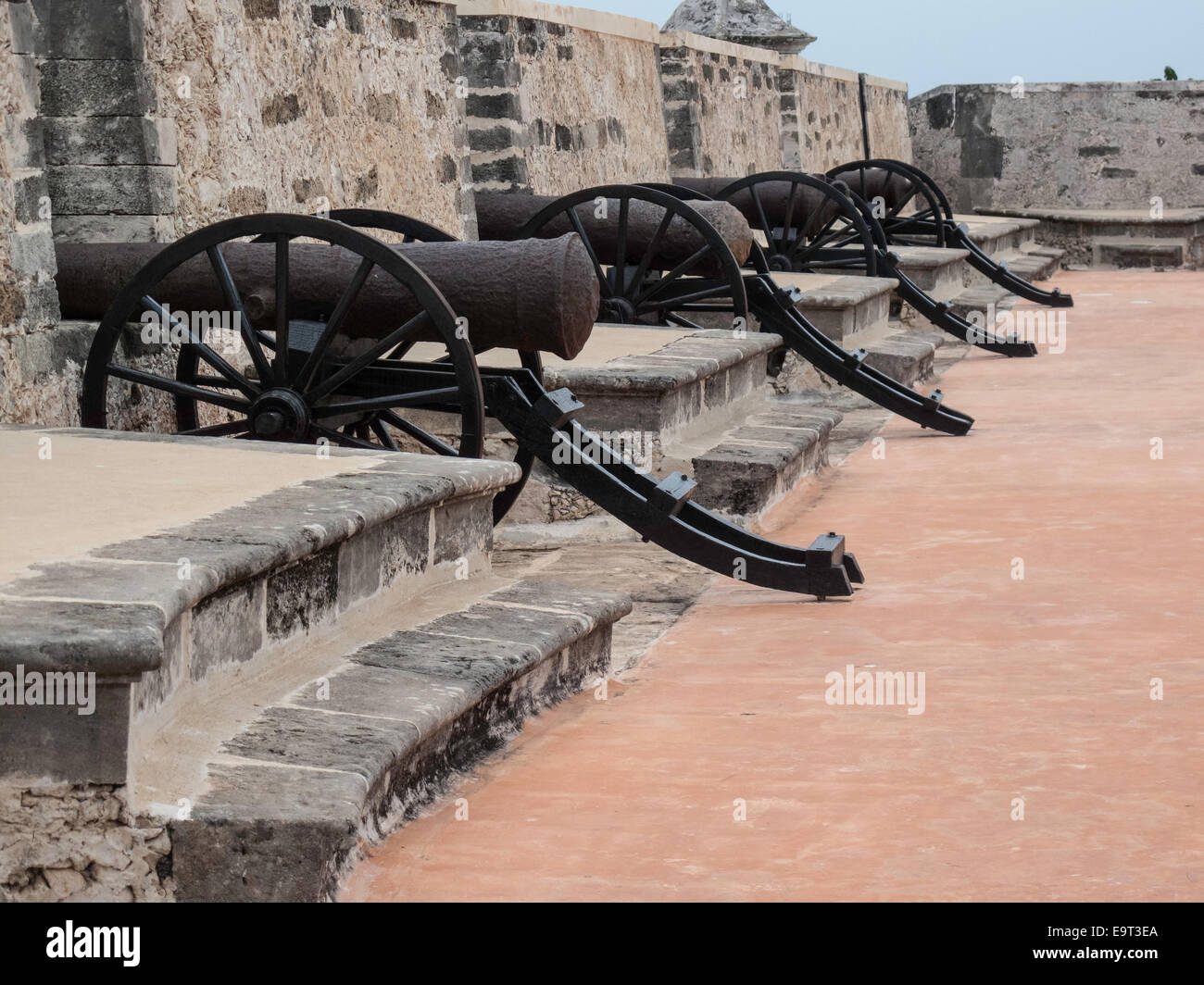Quattro cannoni coloniali spagnoli sui bastioni dello storico Forte di San Miguel, Campeche, Messico Foto Stock
