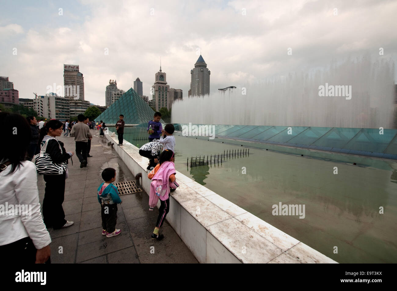 I bambini sul bordo della fontana, Renmin Square, guiyang Foto Stock