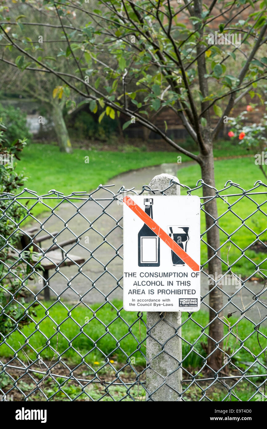 L'alcol free zone segno sulla recinzione al di fuori del parco pubblico Foto Stock