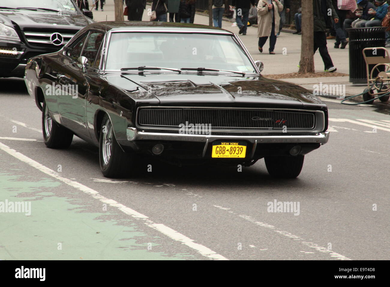 Jonathan Goldsmith, che raffigura "La più interessante uomo nel mondo" nella famosa campagna pubblicitaria per Dos Equis birra, partecipa a un evento promozionale al di fuori del Flatiron Building nel pubblico Plaza North, di dare via libera i cactus precedendo di Cinco de Mayo dotate: atmosfera,1965 Shelby Mustang Cobra dove: la città di New York, New York, Stati Uniti quando: 29 Apr 2014 Foto Stock
