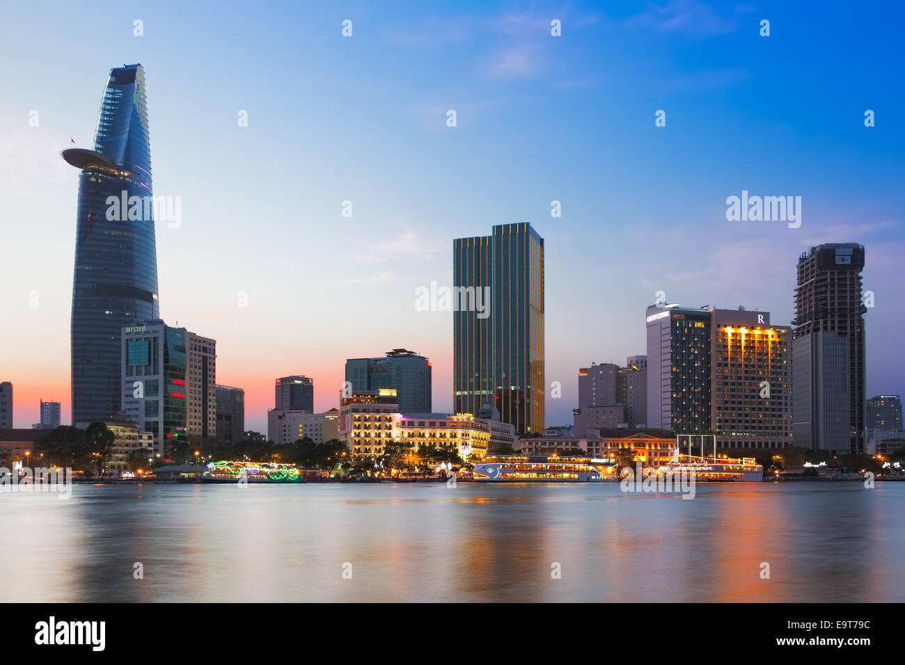 (SAIGON HO CHI MINH CITY), VIETNAM - Gennaio 2014: Skyline di Saigon con il Fiume Saigon Foto Stock
