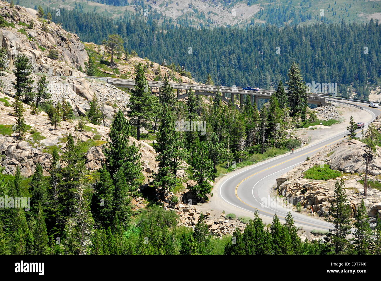 L'autostrada 40 e ponte sul Donner Pass in Sierra Nevada, in California Foto Stock