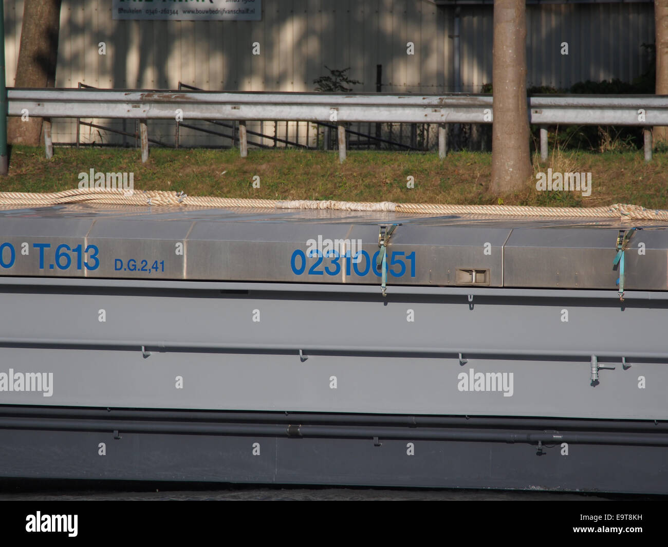 Questa immagine mostra il Quo-Vadis, ENI 02310651, una chiatta che naviga sul canale Amsterdam-Reno. Il canale è una via d'acqua fondamentale in Europa per il trasporto di merci e navi. Foto Stock
