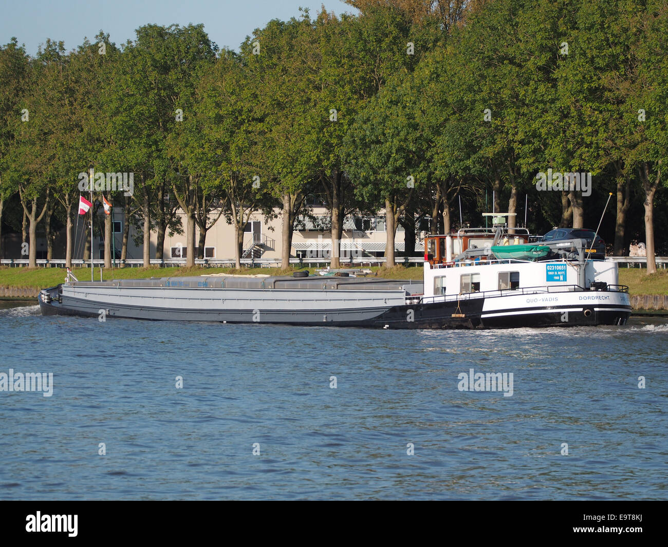 Il Quo-Vadis, identificato da ENI 02310651, è mostrato navigando il canale Amsterdam-Reno. Questa nave è coinvolta nel trasporto di merci lungo il canale, un'importante via d'acqua europea per il trasporto di merci. Foto Stock