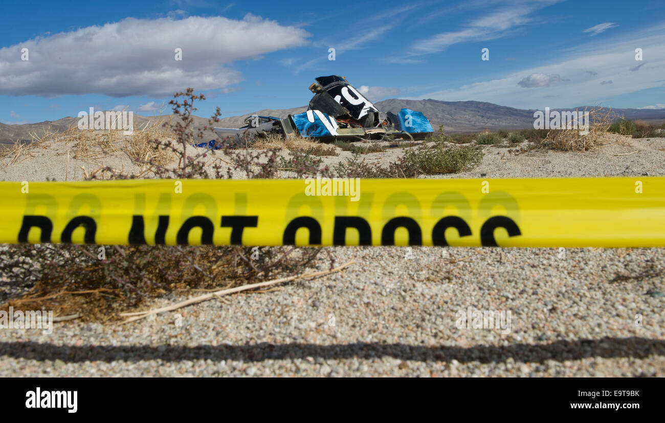 Deserto Mojave, California, Stati Uniti d'America. 1 Nov, 2014. Un pezzo di detriti della Virgin Galactic la SpaceShipTwo è protetto nel deserto di Mojave della California, nov. 1, 2014. Il passeggero aereo razzo sviluppato da Virgin Galactic si è schiantato dopo l esplosione di venerdì durante un volo di prova su California, uccidendo uno dei piloti e ferendo gravemente gli altri. Gli investigatori DEGLI STATI UNITI tenuto ricerca i detriti della SpaceShipTwo e ha cercato di capire il motivo del crash. Credito: Yang Lei/Xinhua/Alamy Live News Foto Stock