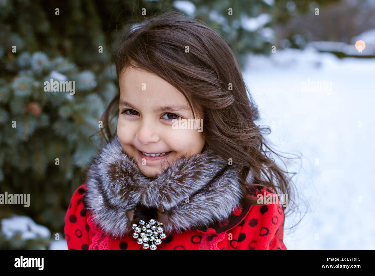 Bambina in winter park Foto Stock