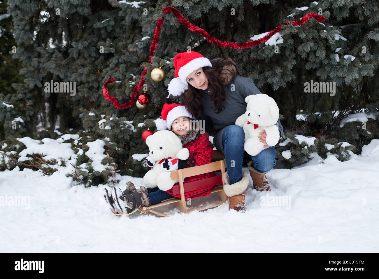 Famiglia vicino a albero di Natale Foto Stock