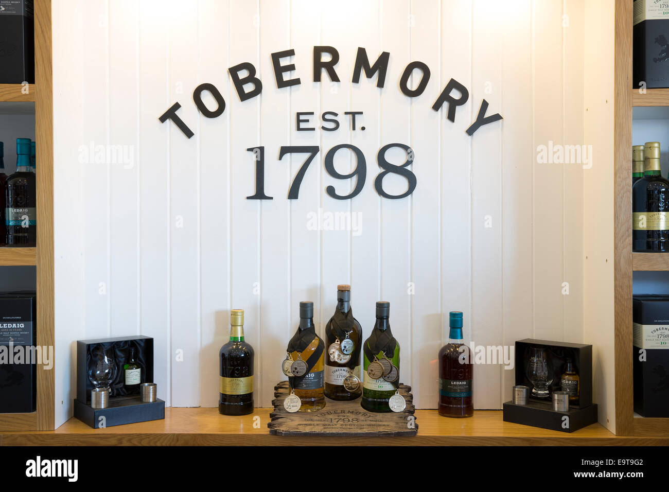 Vincere la medaglia single malt Scotch whisky, Ledaig e Tobermory a Tobermory Distillery sull'Isle of Mull negli altopiani del SC Foto Stock