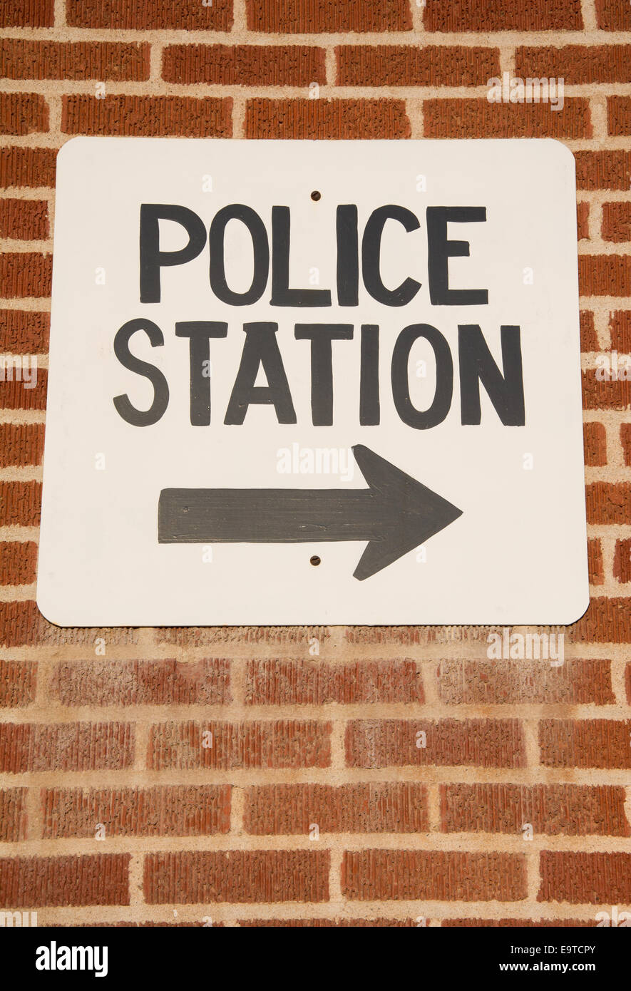 Stazione di polizia di segno nella piccola città rurale Foto Stock