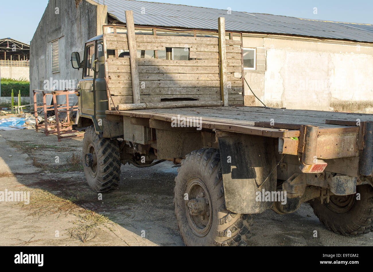 Dettaglio di un vecchio e sporco camion militare Foto Stock