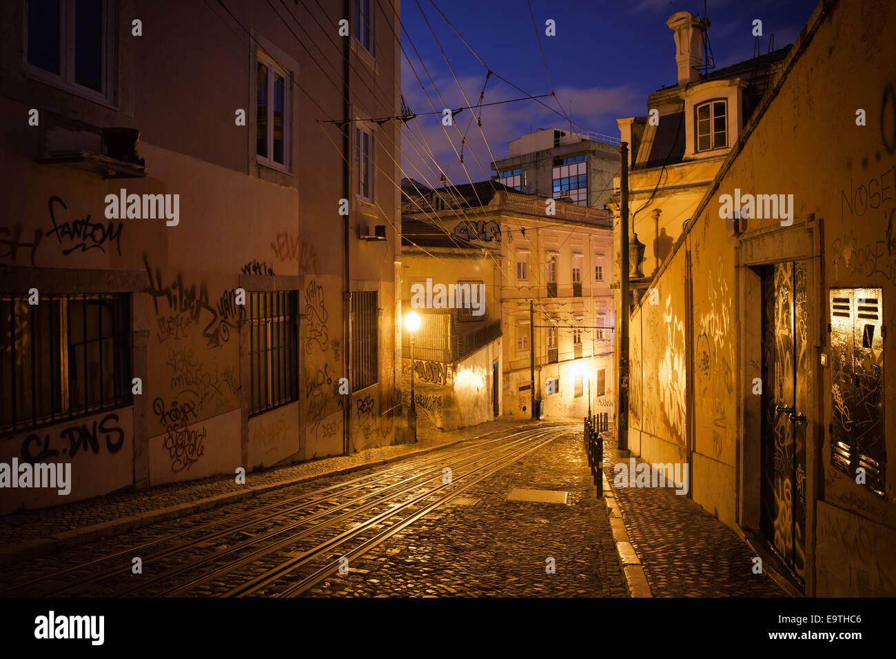 Calcada da Gloria strada di notte a Lisbona, Portogallo. Foto Stock