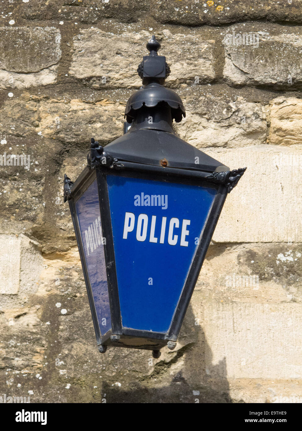 Vecchia lampada di polizia al di fuori della vecchia prigione, Buckinghamshire, Inghilterra. Foto Stock