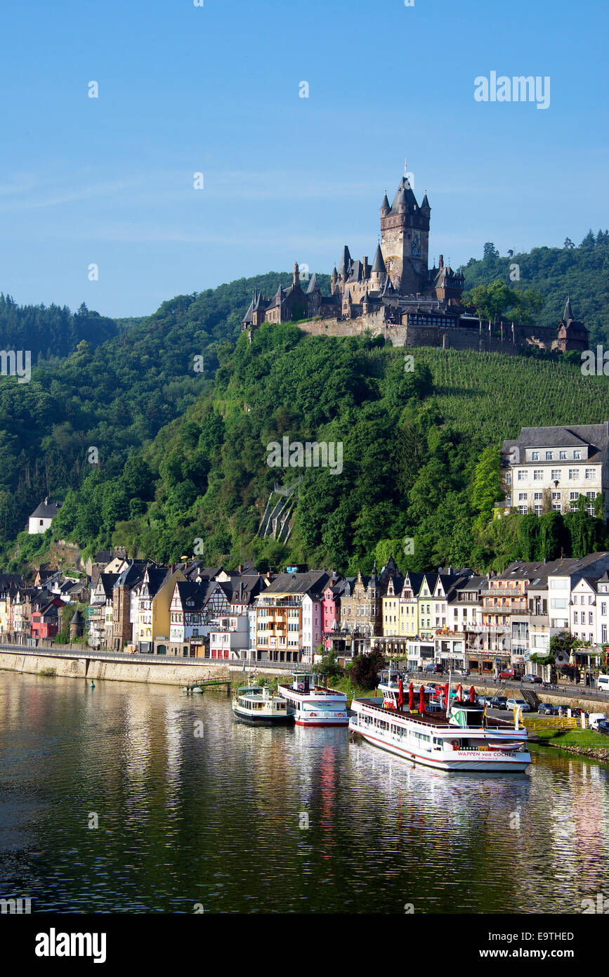 Cochem colorati edifici lungo il fiume e il Castello di Reichsburg Valle della Mosella in Germania Foto Stock