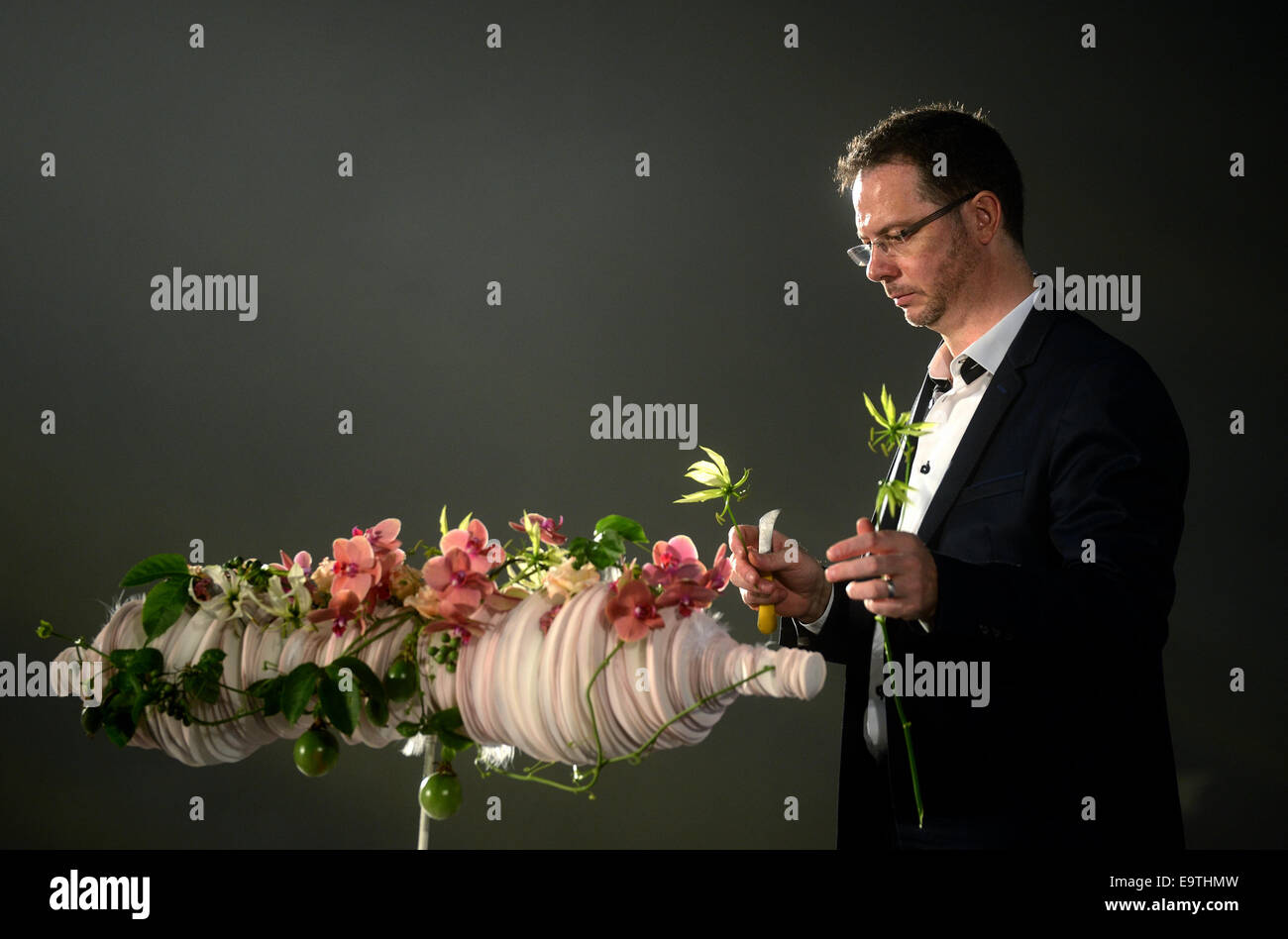 Il Taipei Taiwan. 2° Nov, 2014. Belga designer floreali Tomas de Bruyne dà una dimostrazione presso il 2014 Taipei International Flower Design Award in Taipei, a sud-est della Cina di Taiwan, nov. 2, 2014. © Wang Qingqin/Xinhua/Alamy Live News Foto Stock