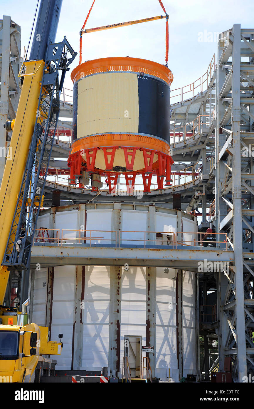 Al Marshall Space Flight Center della NASA, uno dei più grandi criocarri compositi ha subito una serie di test rigorosi. Questi crioserbatoi, progettati per immagazzinare combustibile criogenico, sono componenti vitali per future missioni spaziali, in particolare per lo Space Launch System (SLS) della NASA, che è finalizzato a consentire l'esplorazione dello spazio profondo. Foto Stock