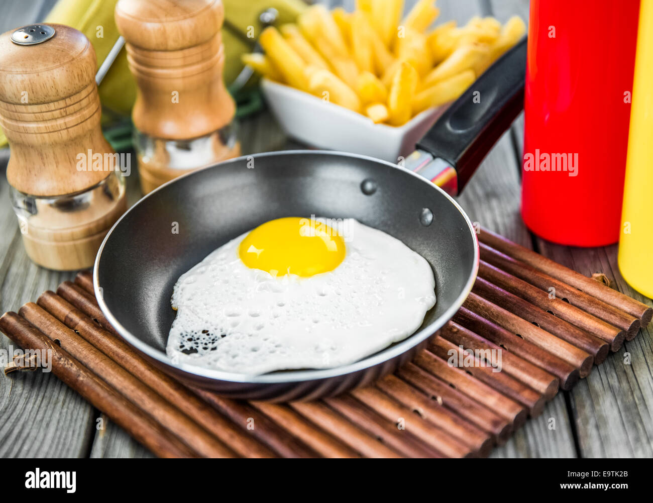 Uova fritte su un tavolo di legno, prima colazione Foto Stock
