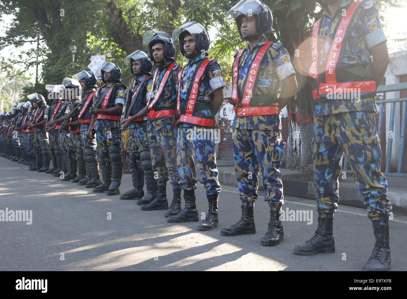 Dacca in Bangladesh. 2° Nov, 2014. Specifiche misure di sicurezza sono state adottate importanti punti città oltre il verdetto di intellettuali 'killer Bangladesh gruppo Jamaat-e-Islami leader Quasem Mir Ali. Legge esecutori sono state viste per il pattugliamento in Alta corte, press club, Doyel area Chattar sin dal mattino di domenica. I convogli distribuito davanti all Alta Corte e premere club, Dhaka. I crimini internazionali Tribunal-2, presieduto dalla giustizia Obaidul Hassan condannato il Bangladesh gruppo Jamaat-e-Islami leader Quasem Mir per appendere fino alla morte di domenica, quasi sei mesi dopo che il caso è stato avvolto. La Corte ha detto in i Foto Stock