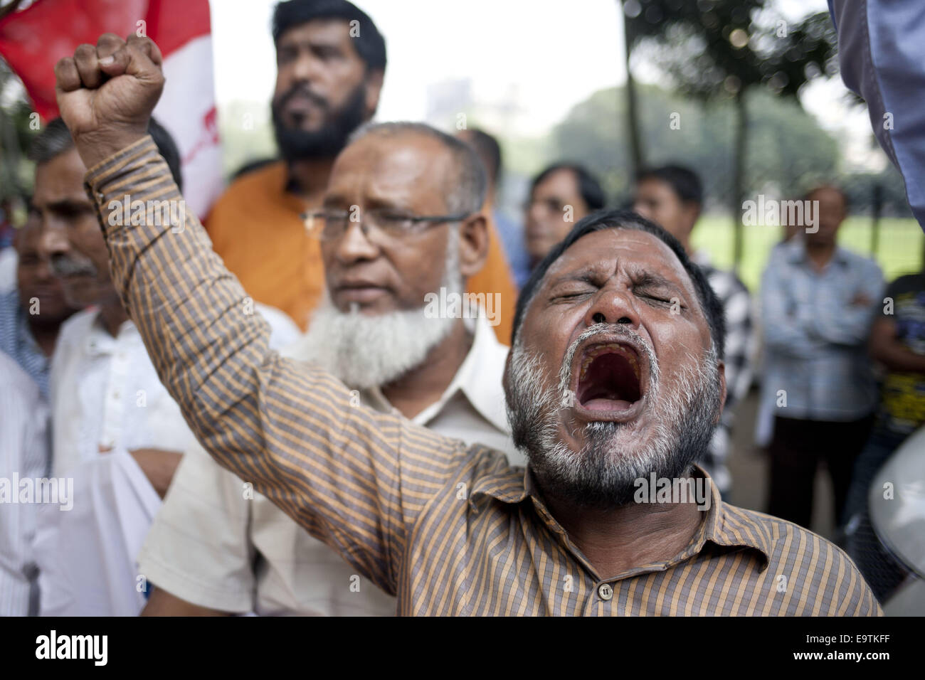 Dacca in Bangladesh. 2° Nov, 2014. Gli attivisti del Bangladesh gridare slogan contro i criminali di guerra durante un rally al di fuori lo speciale tribunale per i crimini di guerra in Dhaka prima della pronuncia della sentenza per il Bangladesh gruppo Jamaat-e-Islami leader Quasem Mir Ali. I crimini internazionali Tribunal-2, presieduto dalla giustizia Obaidul Hassan condannato il Bangladesh gruppo Jamaat-e-Islami leader Quasem Mir per appendere fino alla morte di domenica, quasi sei mesi dopo che il caso è stato avvolto. La Corte ha affermato nella sua sentenza che otto dei 14 tasse livellato contro di lui era stata provata mentre due sono stati parzialmente comprovata. Sotto il suo comando loca Foto Stock