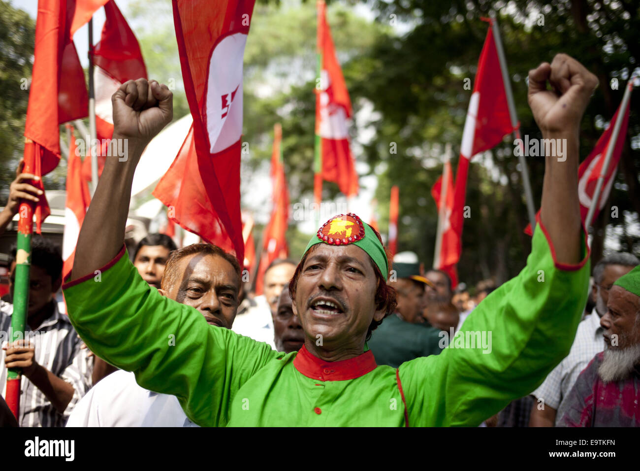 Dacca in Bangladesh. 2° Nov, 2014. Gli attivisti del Bangladesh gridare slogan contro i criminali di guerra durante un rally al di fuori lo speciale tribunale per i crimini di guerra in Dhaka prima della pronuncia della sentenza per il Bangladesh gruppo Jamaat-e-Islami leader Quasem Mir Ali. I crimini internazionali Tribunal-2, presieduto dalla giustizia Obaidul Hassan condannato il Bangladesh gruppo Jamaat-e-Islami leader Quasem Mir per appendere fino alla morte di domenica, quasi sei mesi dopo che il caso è stato avvolto. La Corte ha affermato nella sua sentenza che otto dei 14 tasse livellato contro di lui era stata provata mentre due sono stati parzialmente comprovata. Sotto il suo comando loca Foto Stock