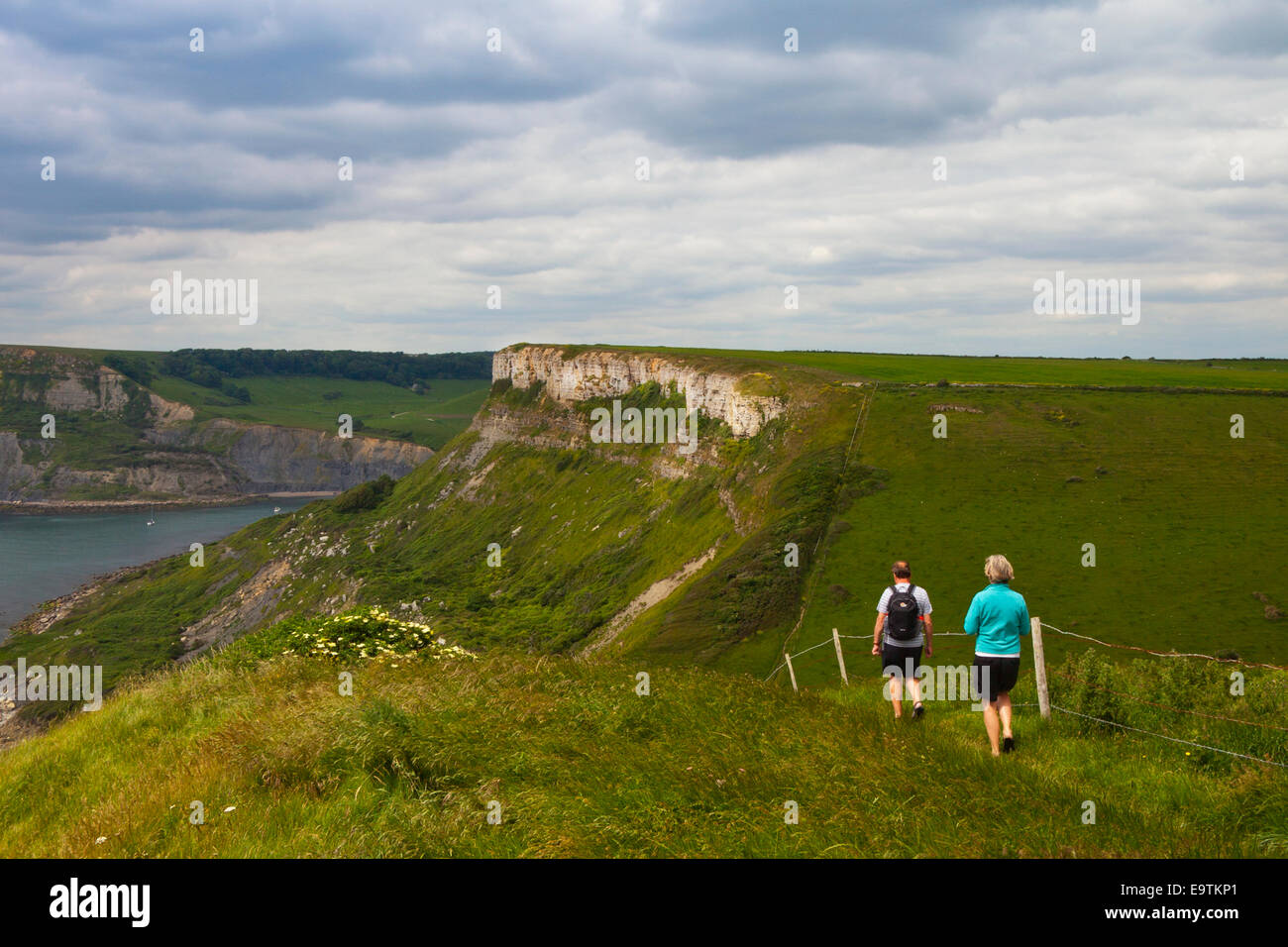 Due escursionisti sulla costa sud ovest percorso tra St Aldhelm la testa e Emmetts Hill nel Dorset England Regno Unito Foto Stock