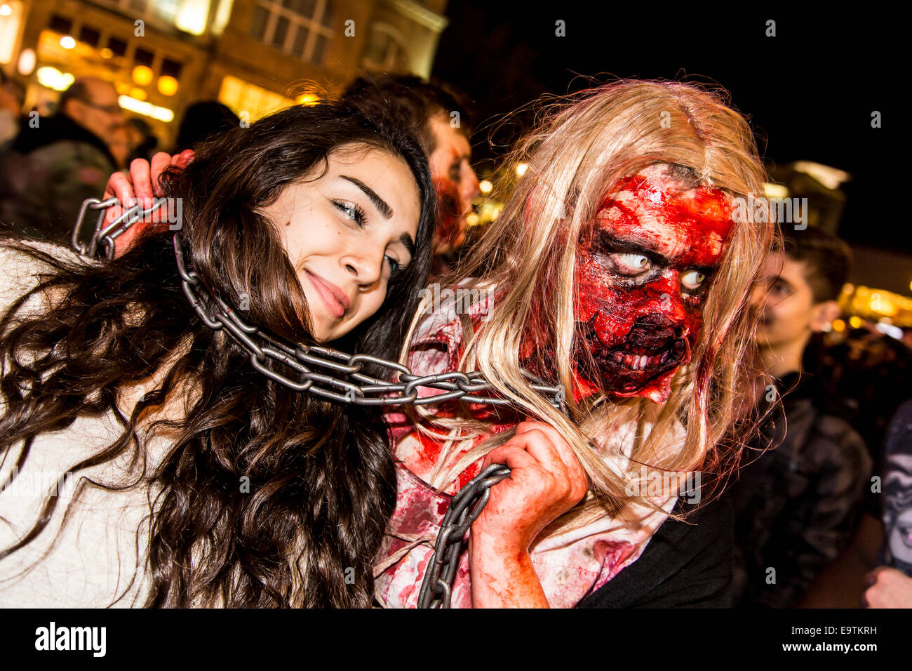 Zombie a piedi, un evento di Halloween, dove più di mille persone vestite e trucco, soddisfare e camminato attraverso la città come zombie Foto Stock