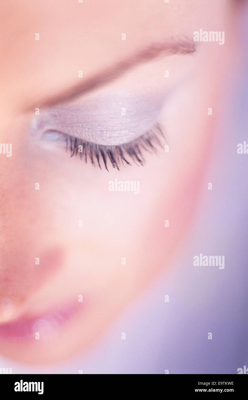 Faccia di donna che indossa il trucco Foto Stock